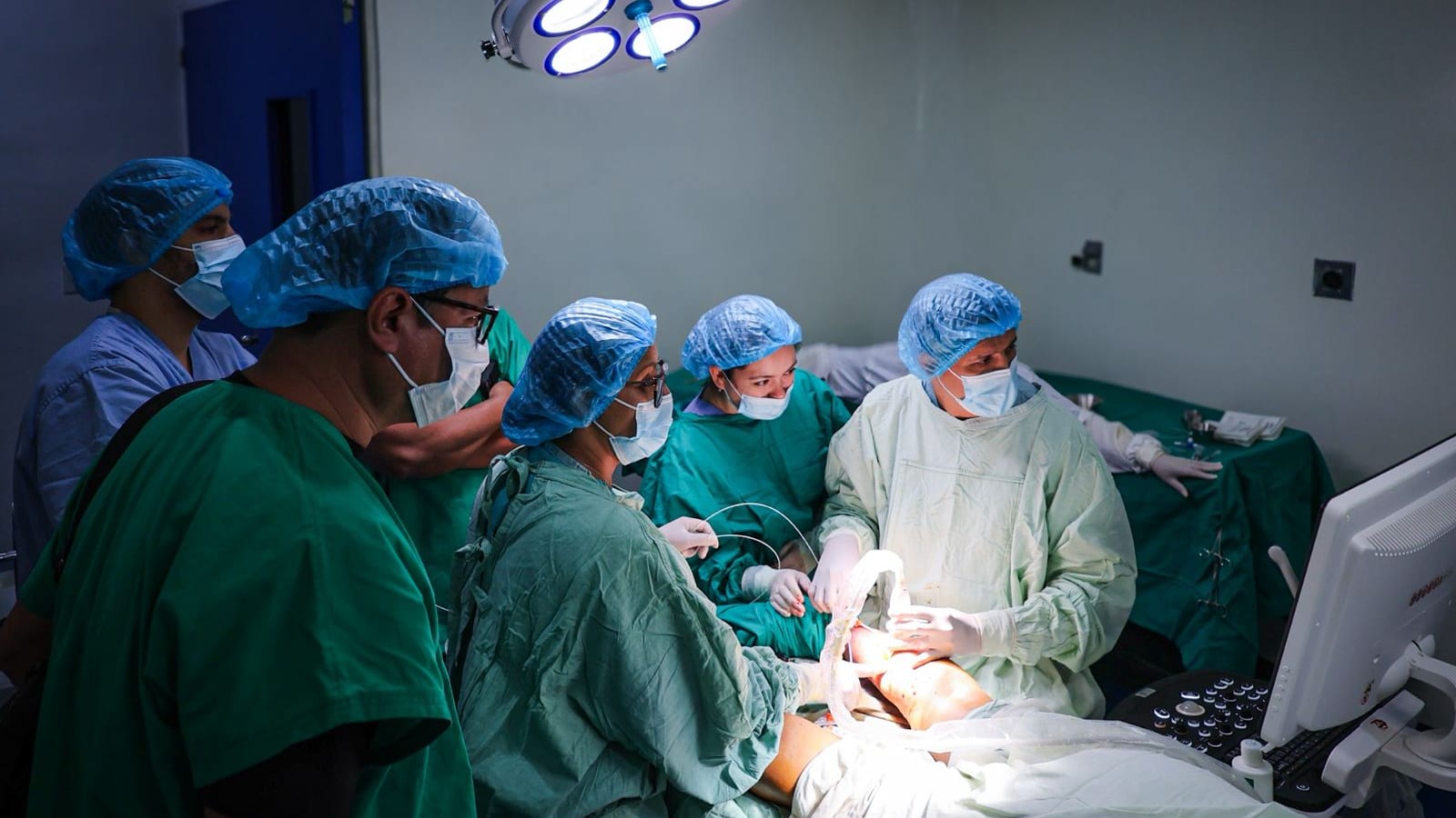 Equipo médico de CECAP Salud Pro en quirófano